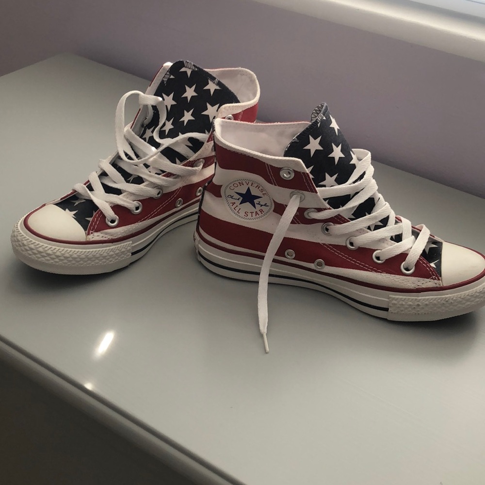 Size 6.5 women’s 4.5 men’s American flag converse